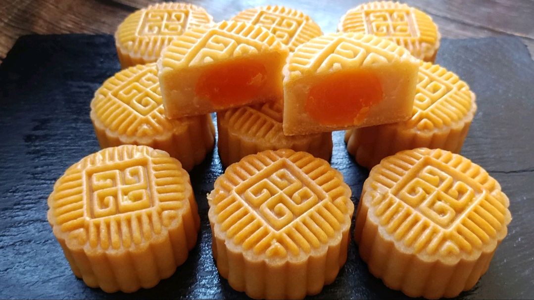 自制广式蛋黄莲蓉月饼,这外观和口感,一点不输外面几十块一个的