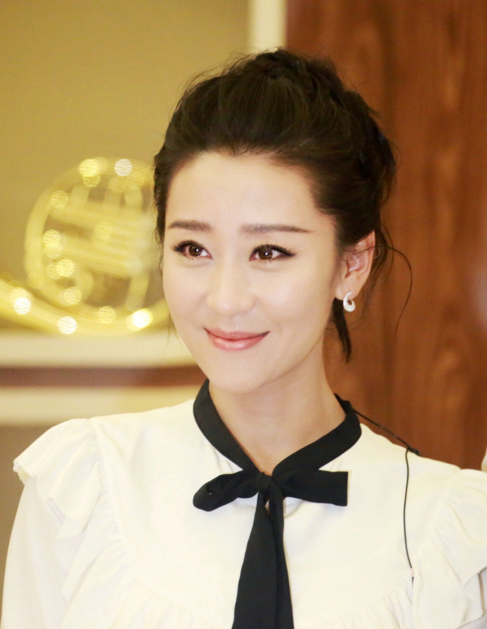 2010年,苗圃和男友罗晋热恋中,突然接到父亲进了重症室,罗晋毫不犹豫