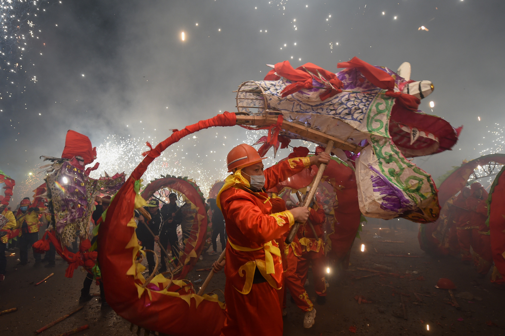 舞龙俗称玩龙灯,是一种中国民族传统民俗文化活动之一.