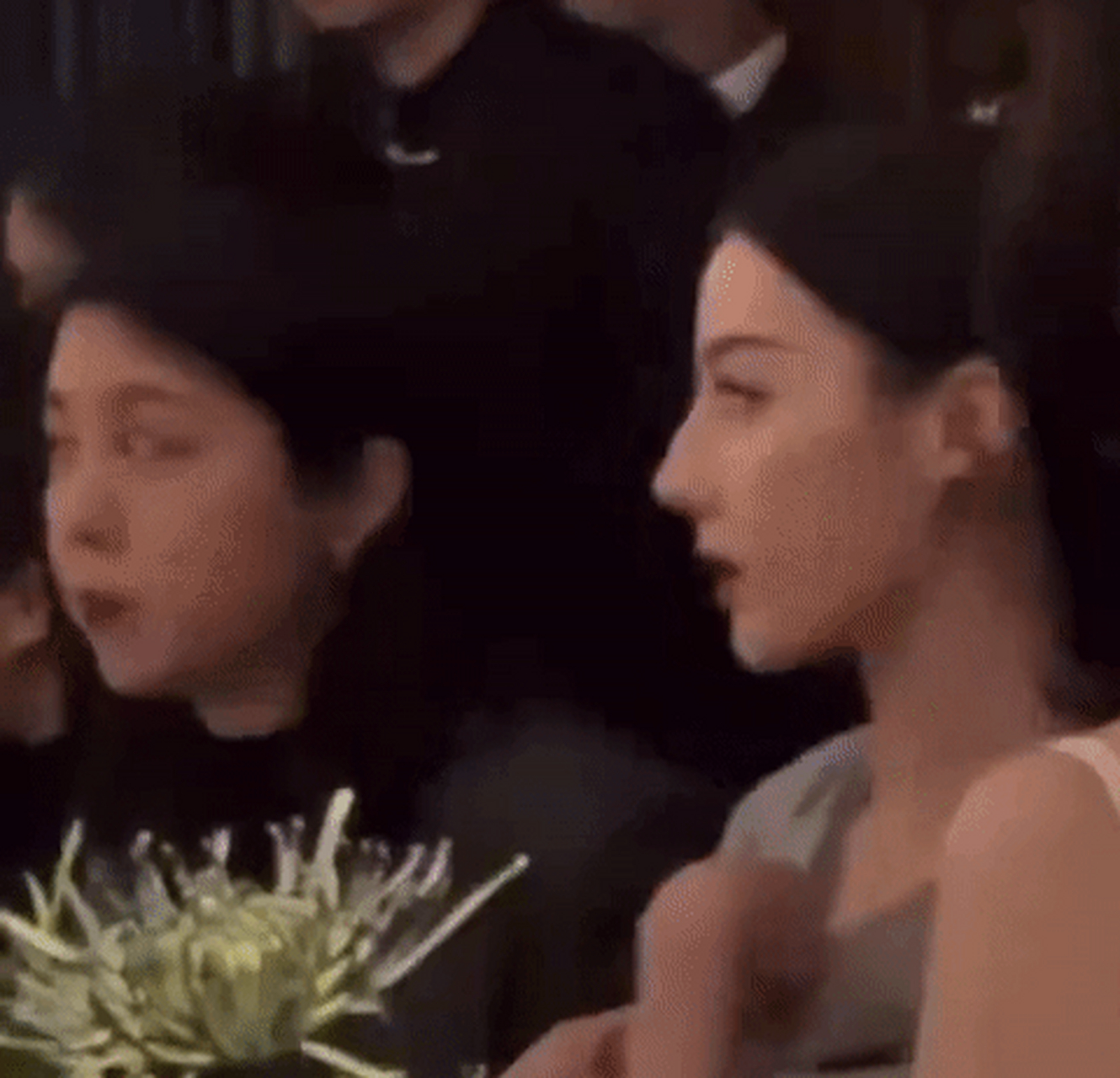 据说图一左边是迪丽热巴和经纪人,曾在业内说迪丽热巴难管.