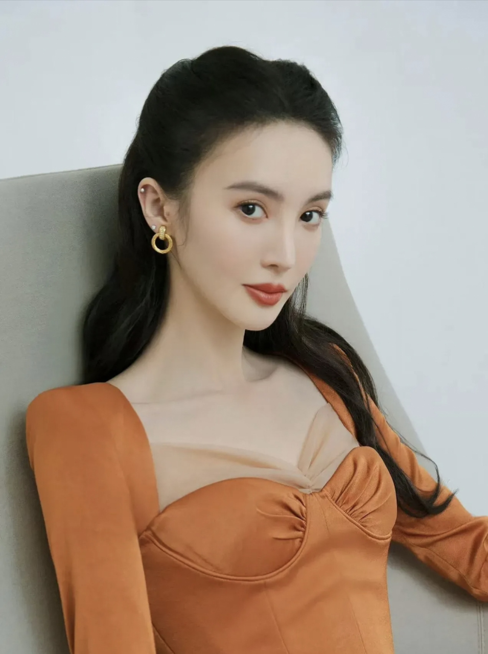 无意间刷到了金晨早期的照片,发现她就是不动脸也是挺好看的,对比之下