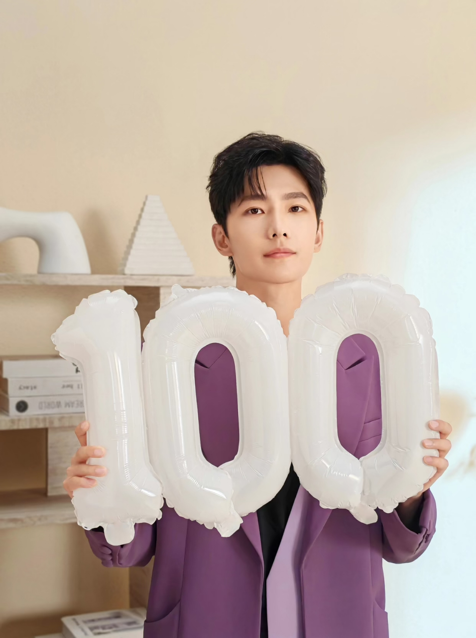 颜值,品行,作品样样满分.第二张好像小时候的杨洋啊