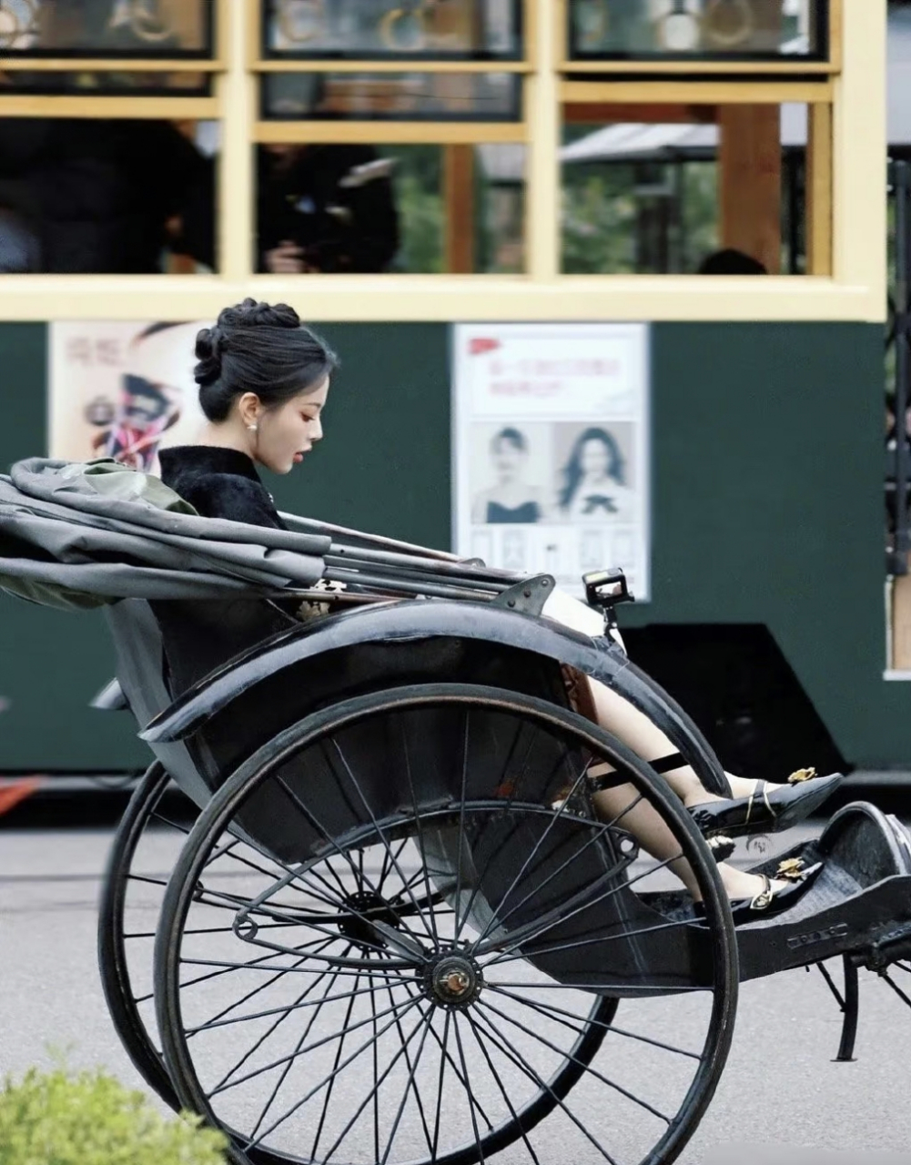 杨超越民国风造型,清冷气质,适配度好高!