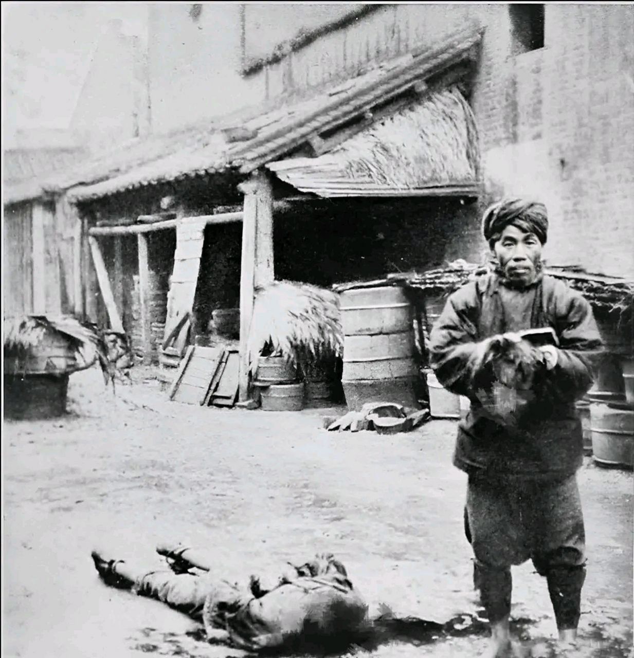 1905年北京菜市口上,刽子刚活过来,面对镜头亮出了自己刚砍掉的人头.