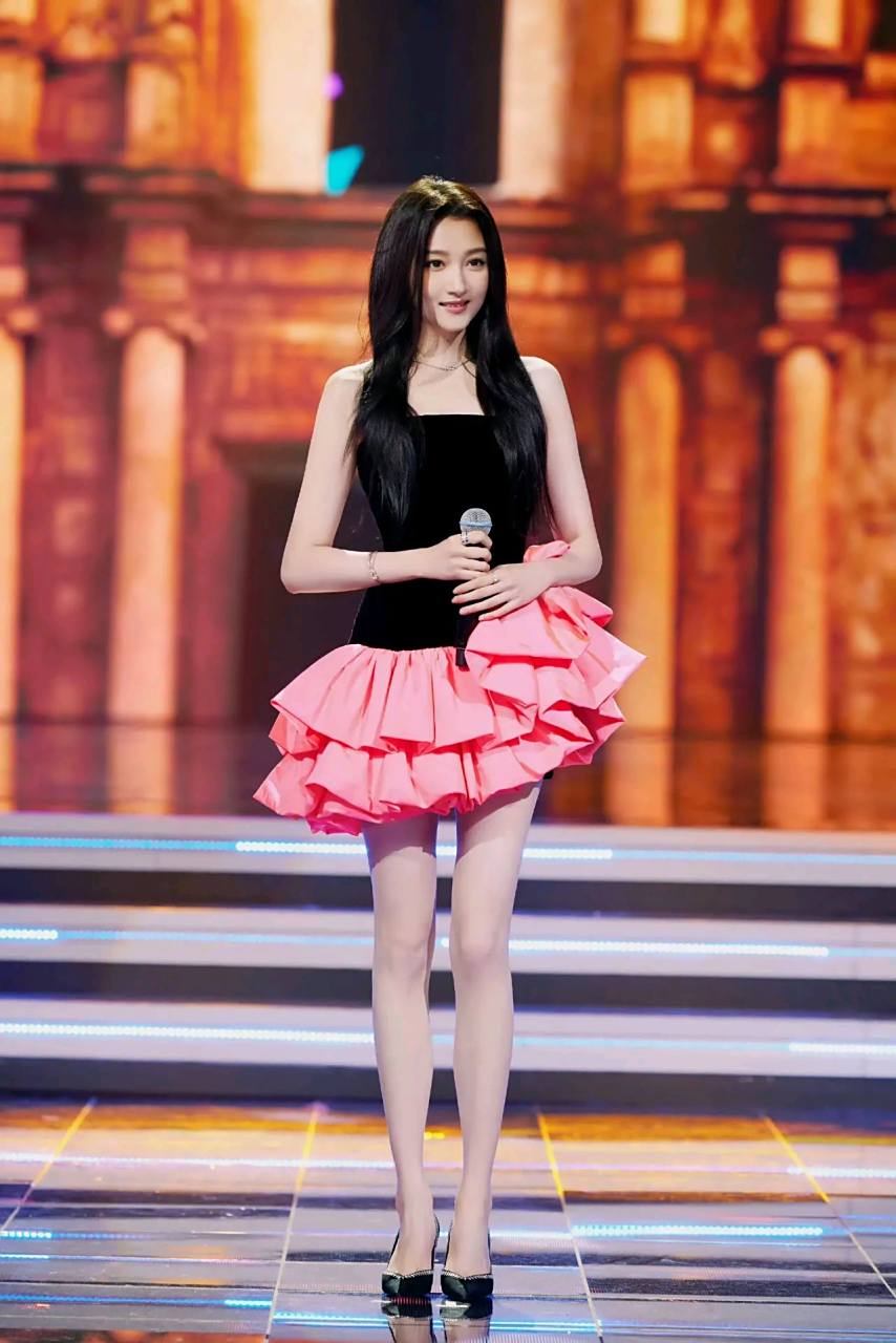 关晓彤的美腿,简直是台柱子!  关晓彤的腿闻名海峡两岸了!