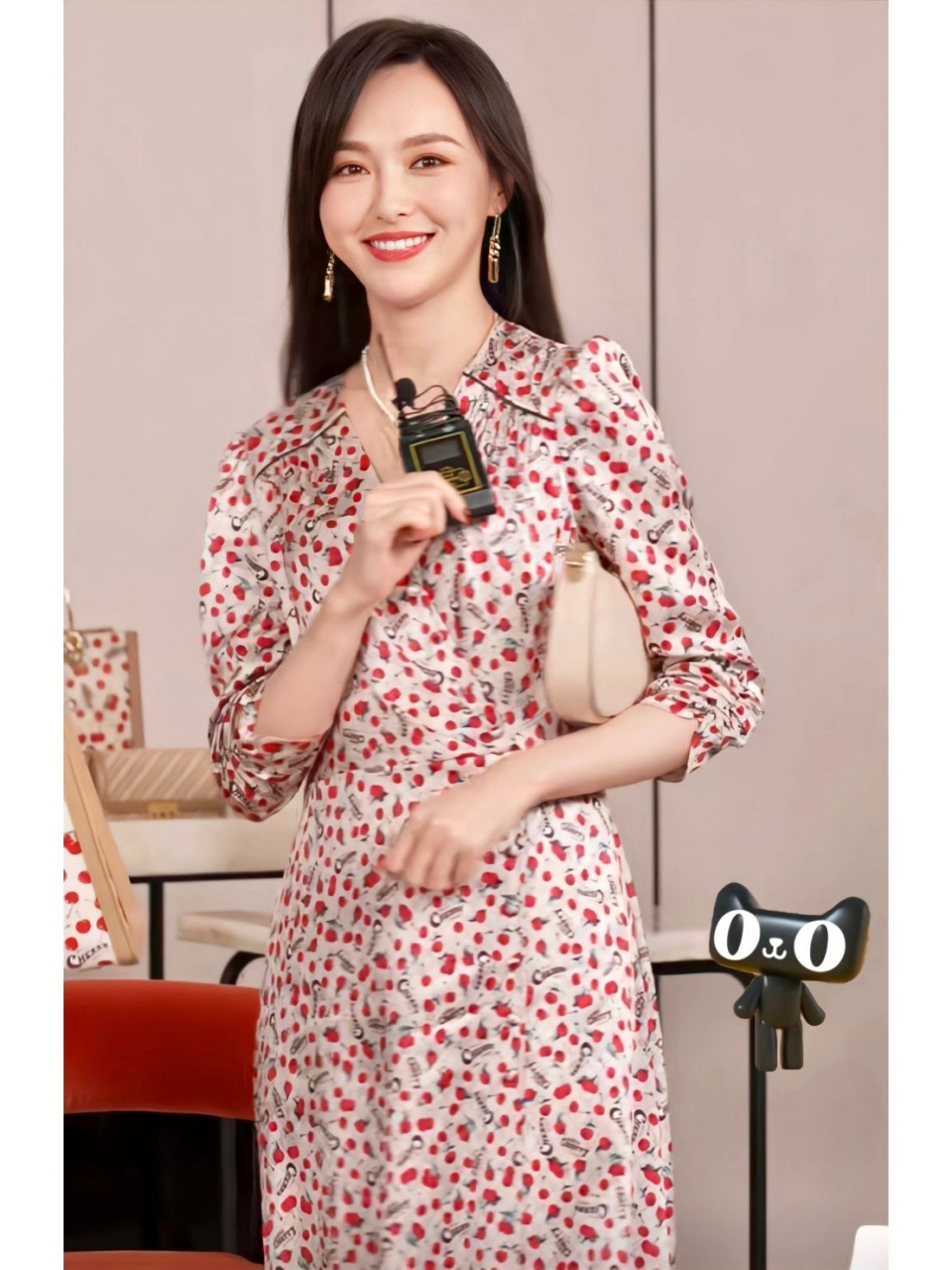 唐嫣这条樱桃碎花裙也太美了,桑蚕丝面料上身柔软舒适,具有一定的廓形