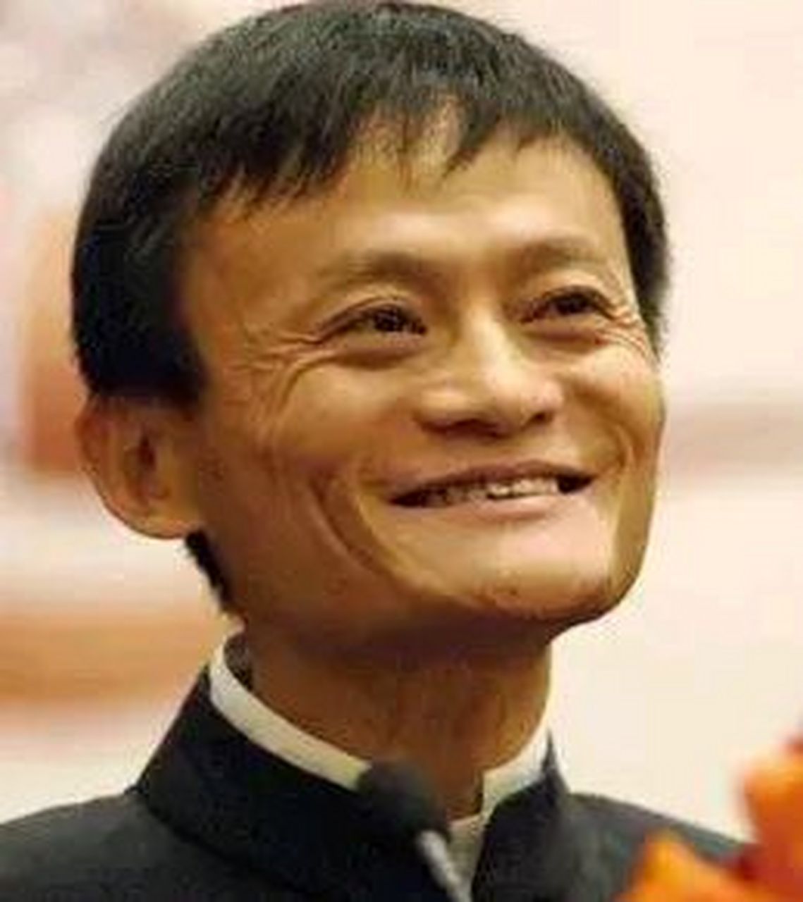 别看马云一副穷困潦倒的样子,但他很有钱.