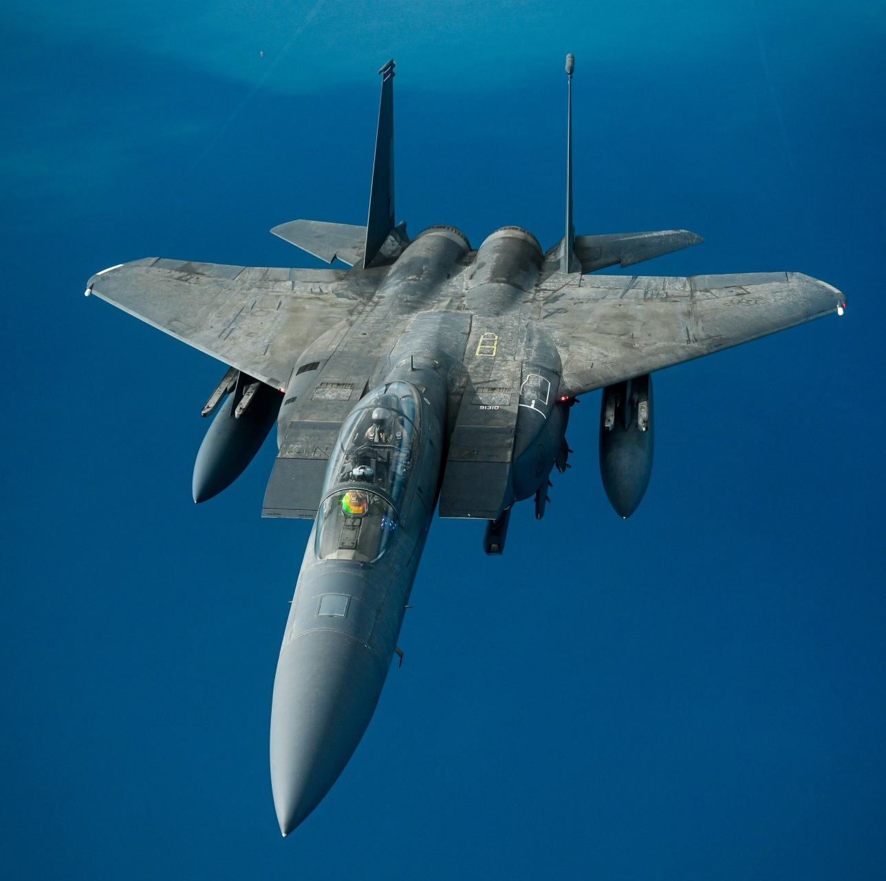 战机欣赏:美国空军 f-15e"攻击鹰"战斗机,该机由f-15d双座型发展而来