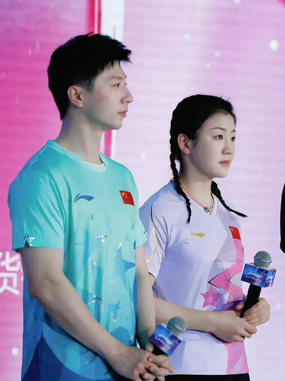 7月24日最新马龙和陈梦穿新队服参加活动.陈梦发型好漂亮,真的很少女.