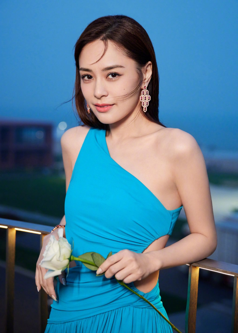 钟欣潼# 雪肤玉貌的容颜重回巅峰,丰满傲人的窈窕身材,尽显优雅不失