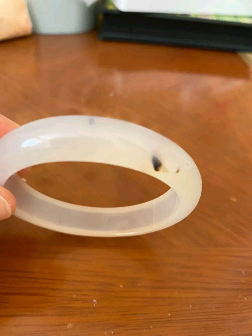 草原之行,在多伦湖景区门口,买了个玛瑙镯子.