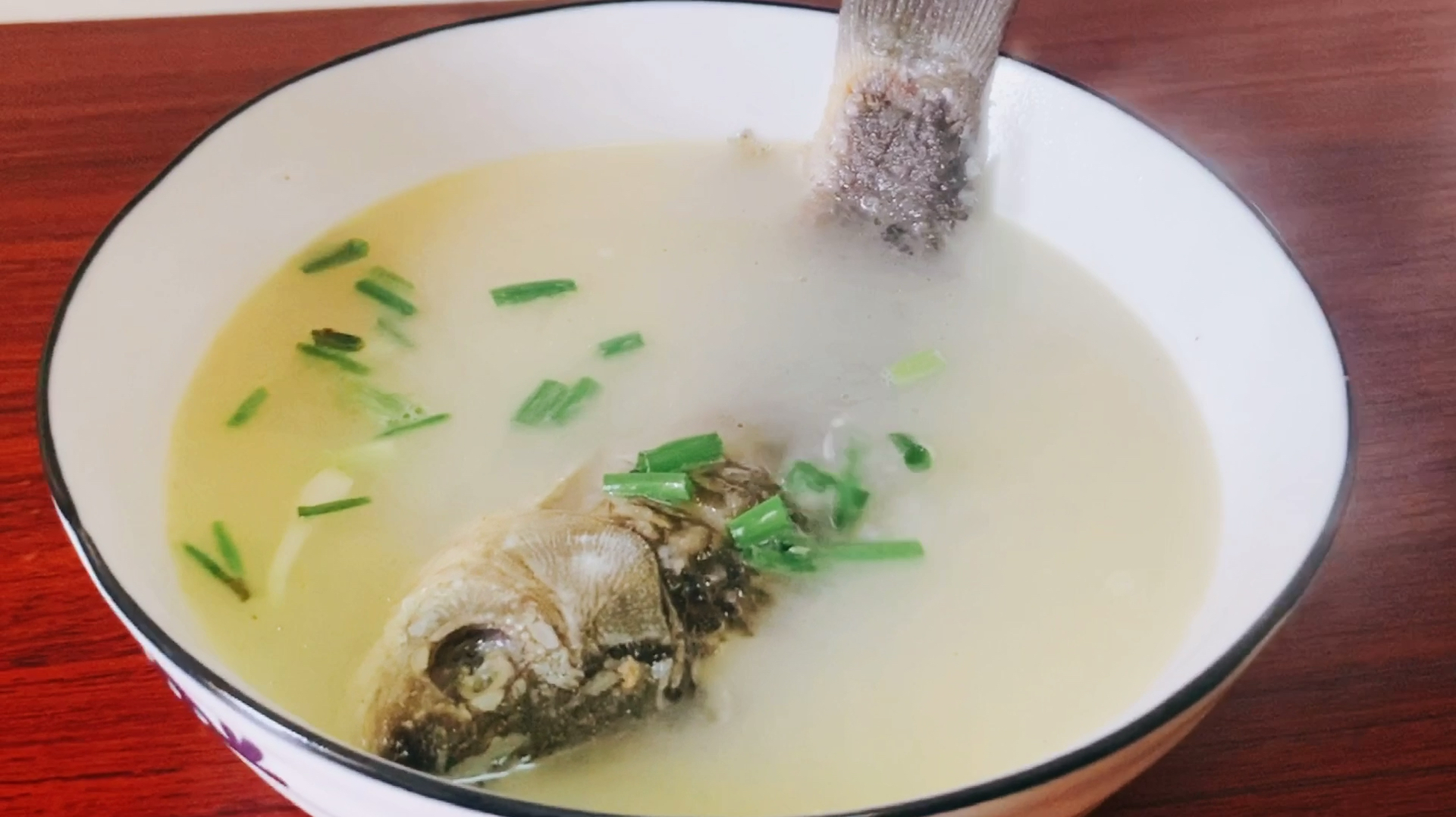 妈妈奶量不足,嗷嗷待哺的孩子怎么办,两味调料教你做奶白鲫鱼汤