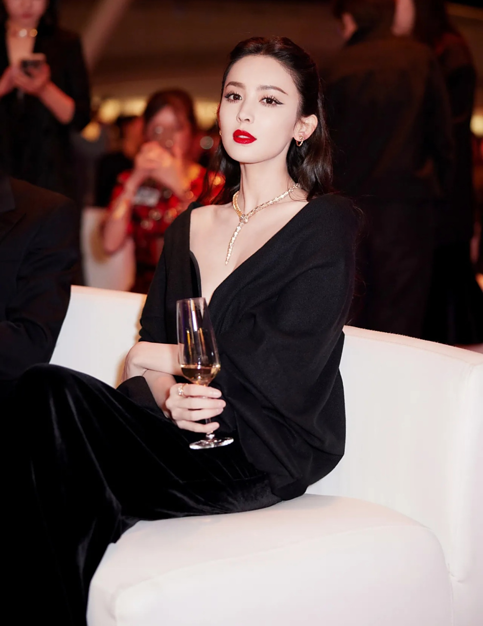 女神古力娜扎,一袭黑色抹胸礼服 美的好有高级感.#古力娜扎