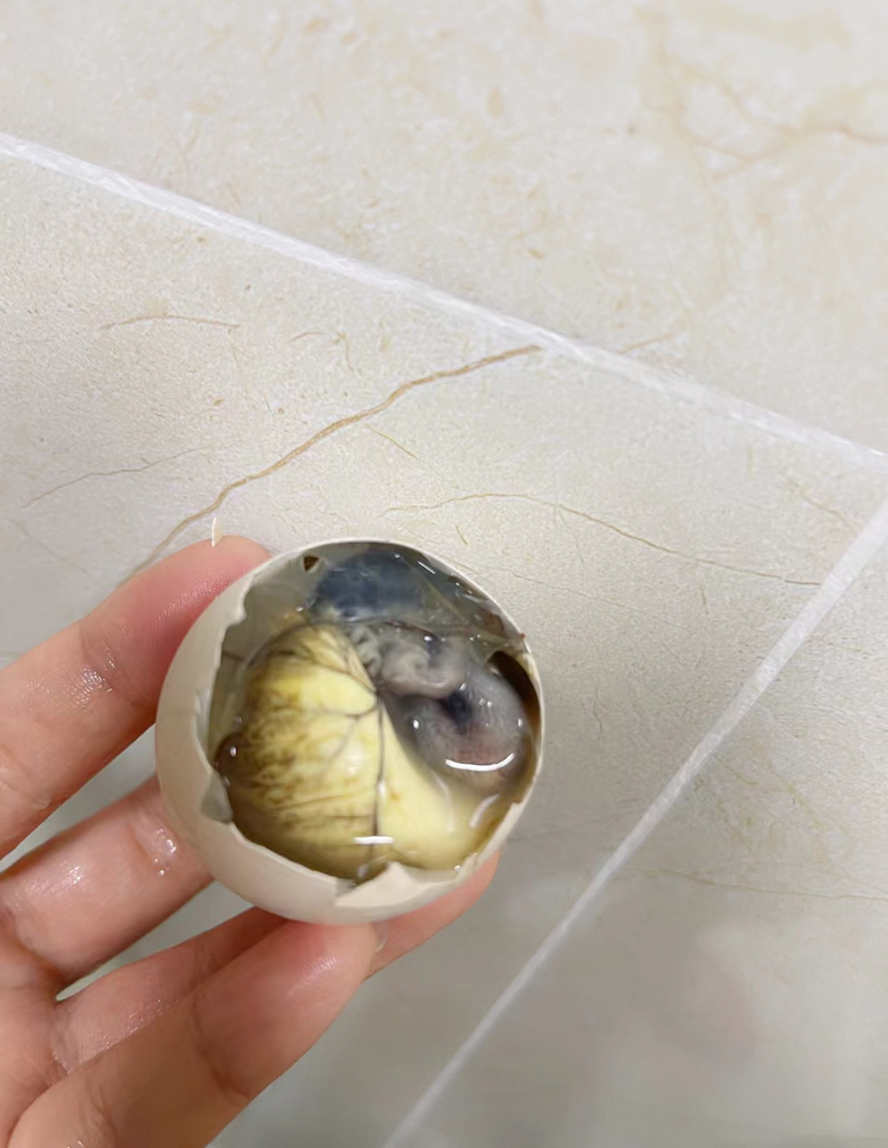 毛鸡蛋是活珠子吗?,什么样的人才吃的下.好奇.