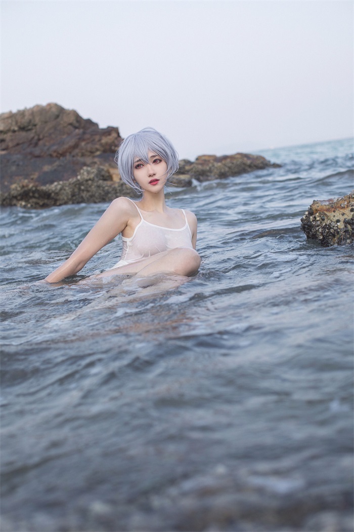 动漫博主@南桃Momoko – 海滩绫波丽白裙 [25P/155MB]的插图1