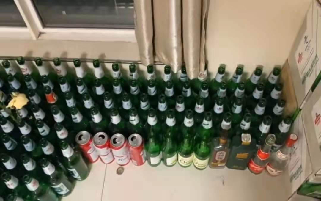 西安3个小伙20天喝掉400瓶啤酒,酒瓶一直攒着,网友:小心痛风