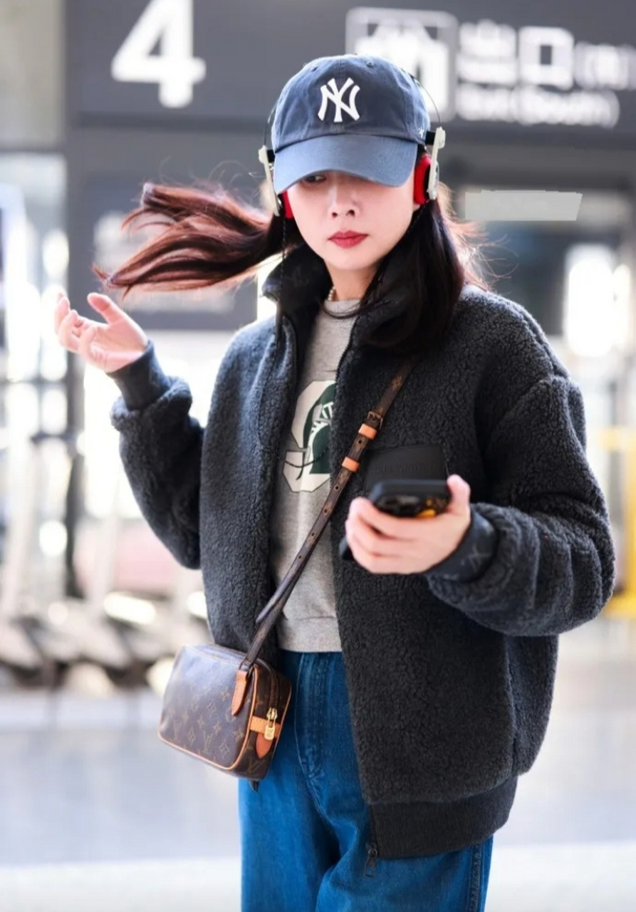 殷桃最新机场穿搭来咯 身穿摇粒绒外套,下装搭配阔腿牛仔裤 穿出不一
