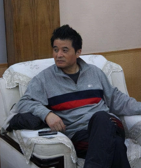 64岁毕福剑现状凄惨,陋居农村,吃力修三轮,活该付出惨痛代价