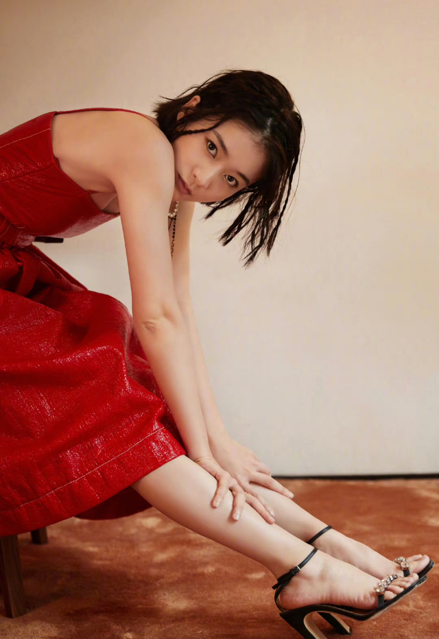 演员张雪迎大方展示美腿玉足,张雪迎雪白的美脚搭配一字带凉鞋真是太