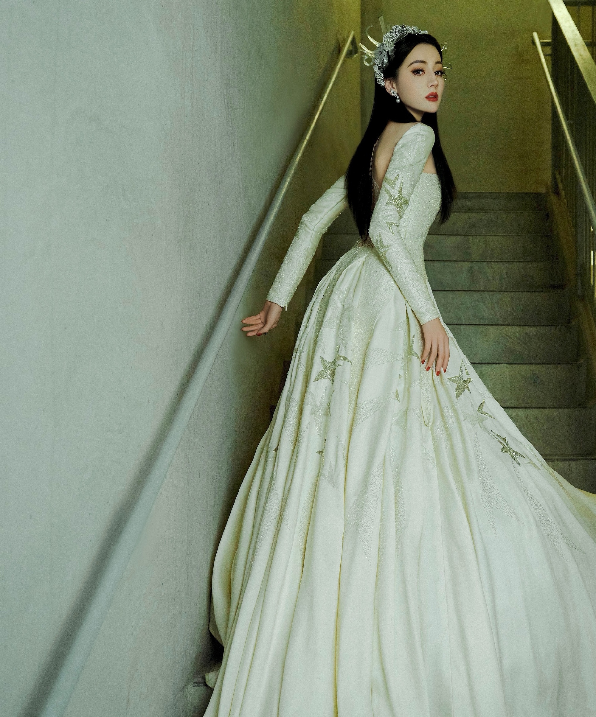 星光璀璨!迪丽热巴白衣飘飘惊艳全场,遭遇不公却展现真实人