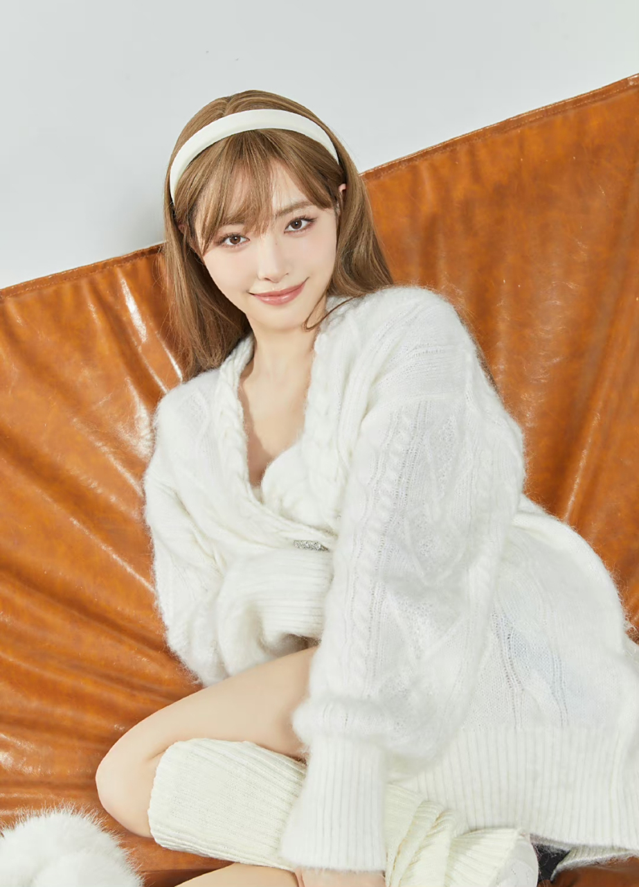 许佳琪# 白色唯美穿搭,小可爱外搭白色毛衣,甜美可人 676767