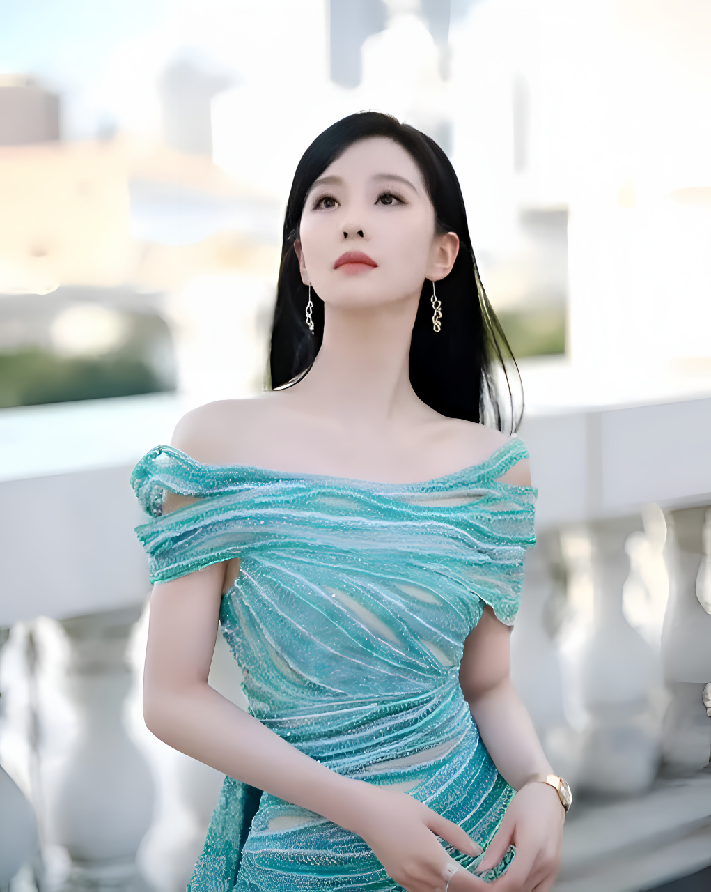 刘诗诗身着湖水绿一字肩礼服裙,宛如绿波荡漾的仙境仙子.