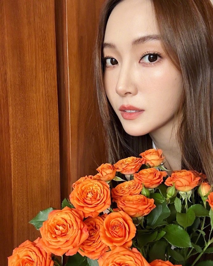郑秀妍今日自拍,手拿玫瑰花的浪漫西卡