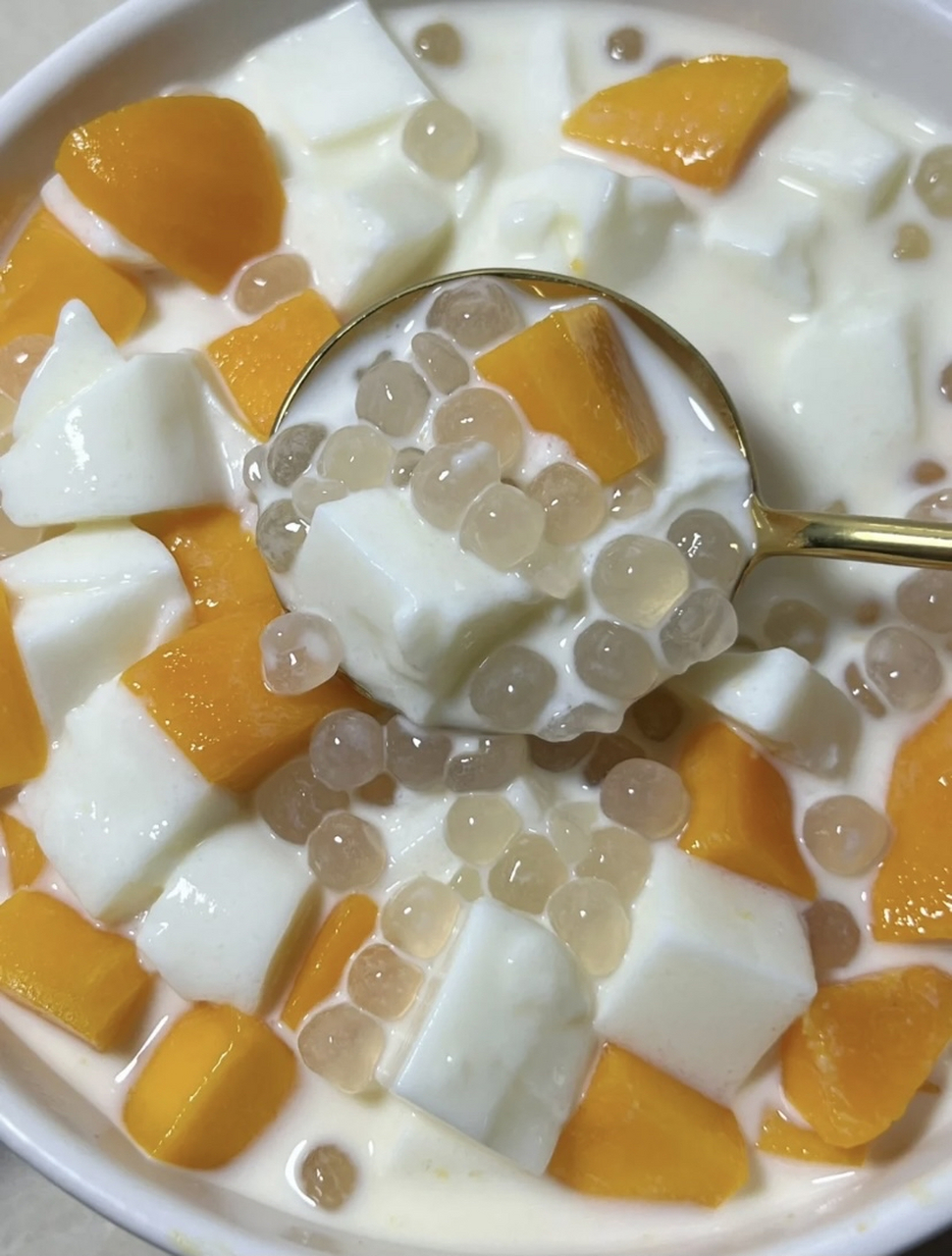 食材: 芒果,西米露,适量零卡糖,白凉粉,牛奶或者椰奶 做法: 166