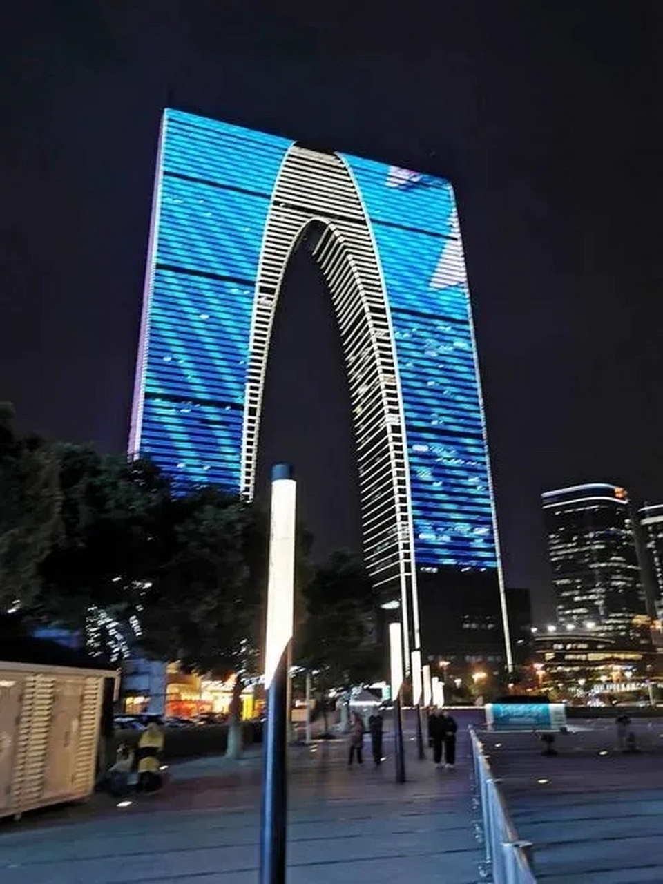 2008年,苏州投资45亿建设"东方之门",俗称"大裤衩".