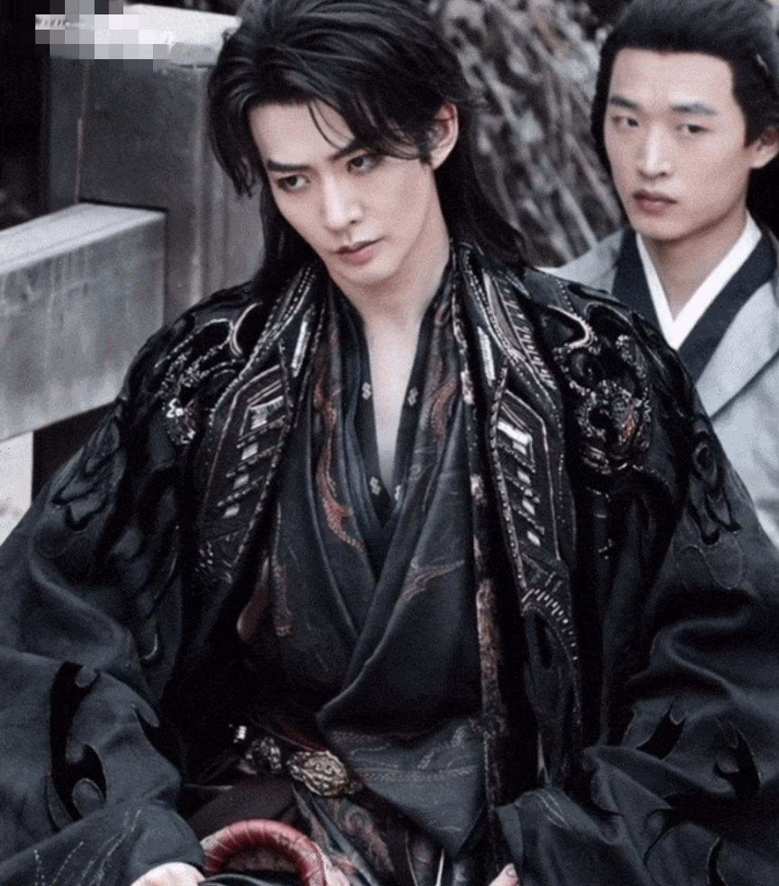 好惊艳,给人眼前一亮的感觉,长相俊美,魅惑人心,简直就是妖孽美男呀!