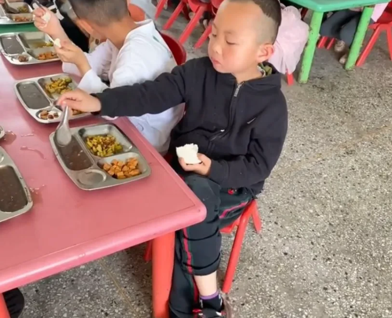 幼儿错误进餐图片图片