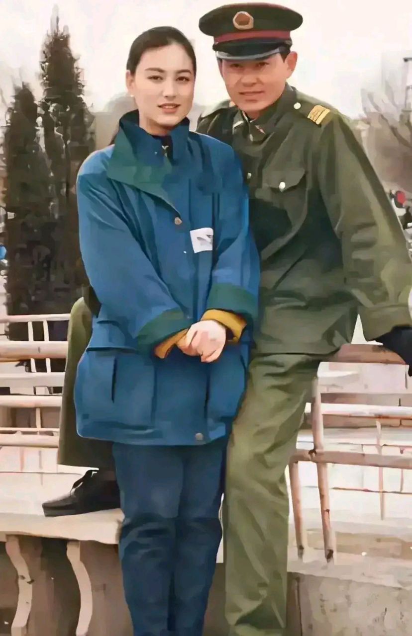 这是80年代,一对夫妻的合影,妻子身着工作服,去看望身为军人的丈夫