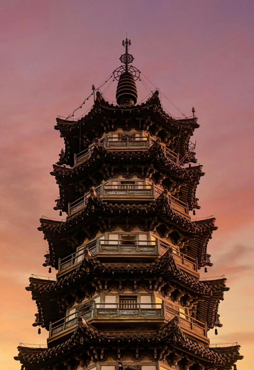 百度创作灵感中心# 初冬的塔山旅游风景区颇有沧桑之韵味,夕阳西下