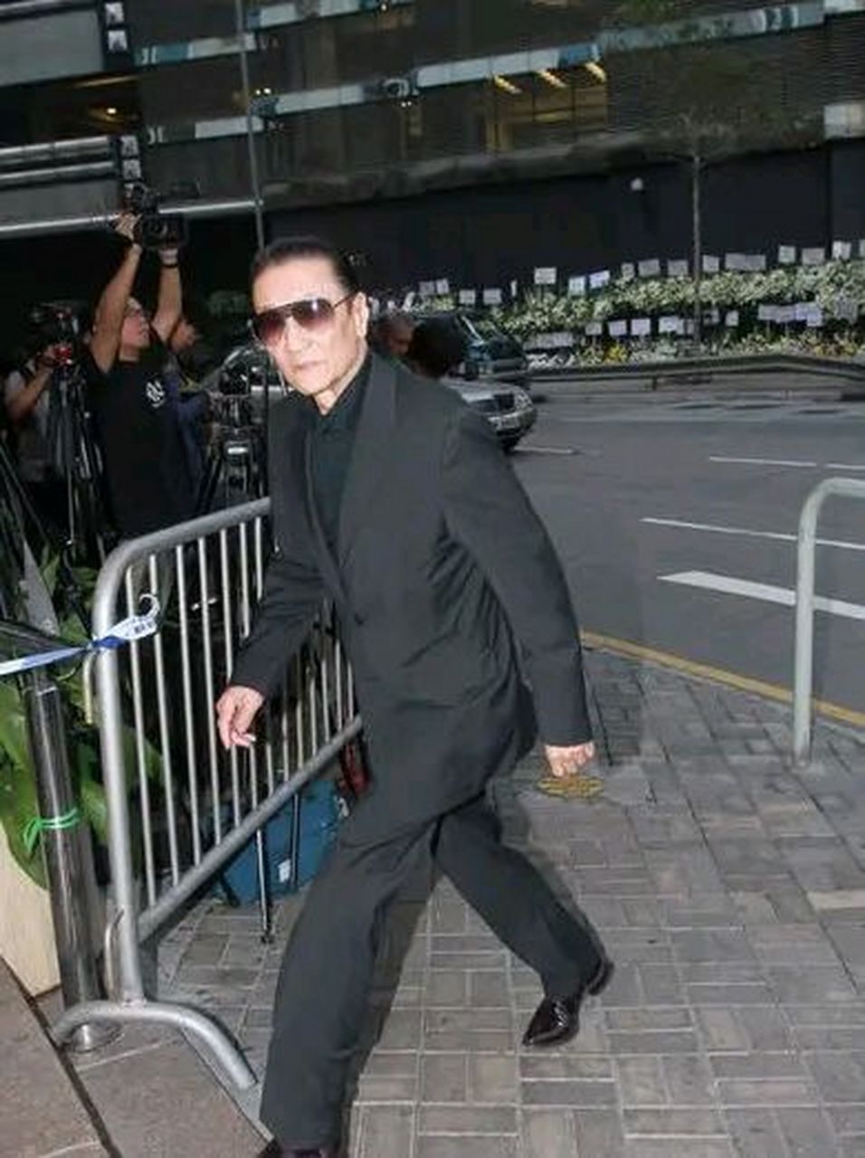 1993年,在一场酒会之上,一代江湖大佬邓光荣指着成龙的鼻子,骂道:"