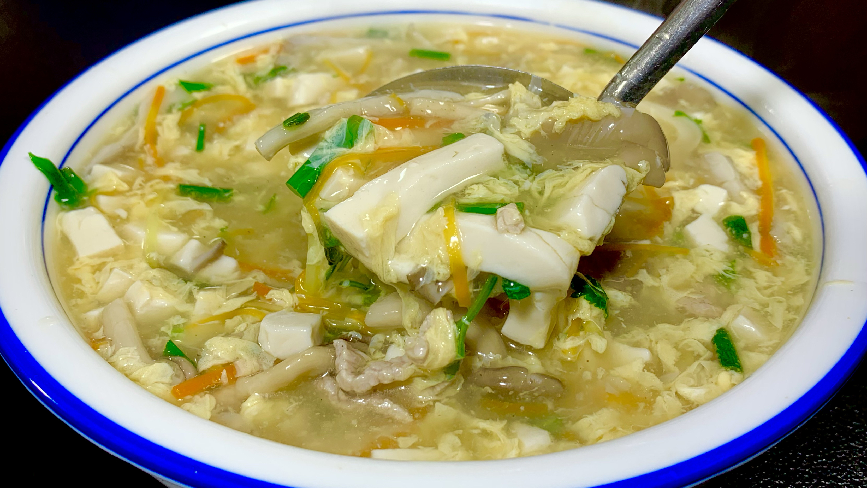 大厨教你做“三鲜蘑菇汤”清淡营养不油腻,看看食材都用的哪三鲜