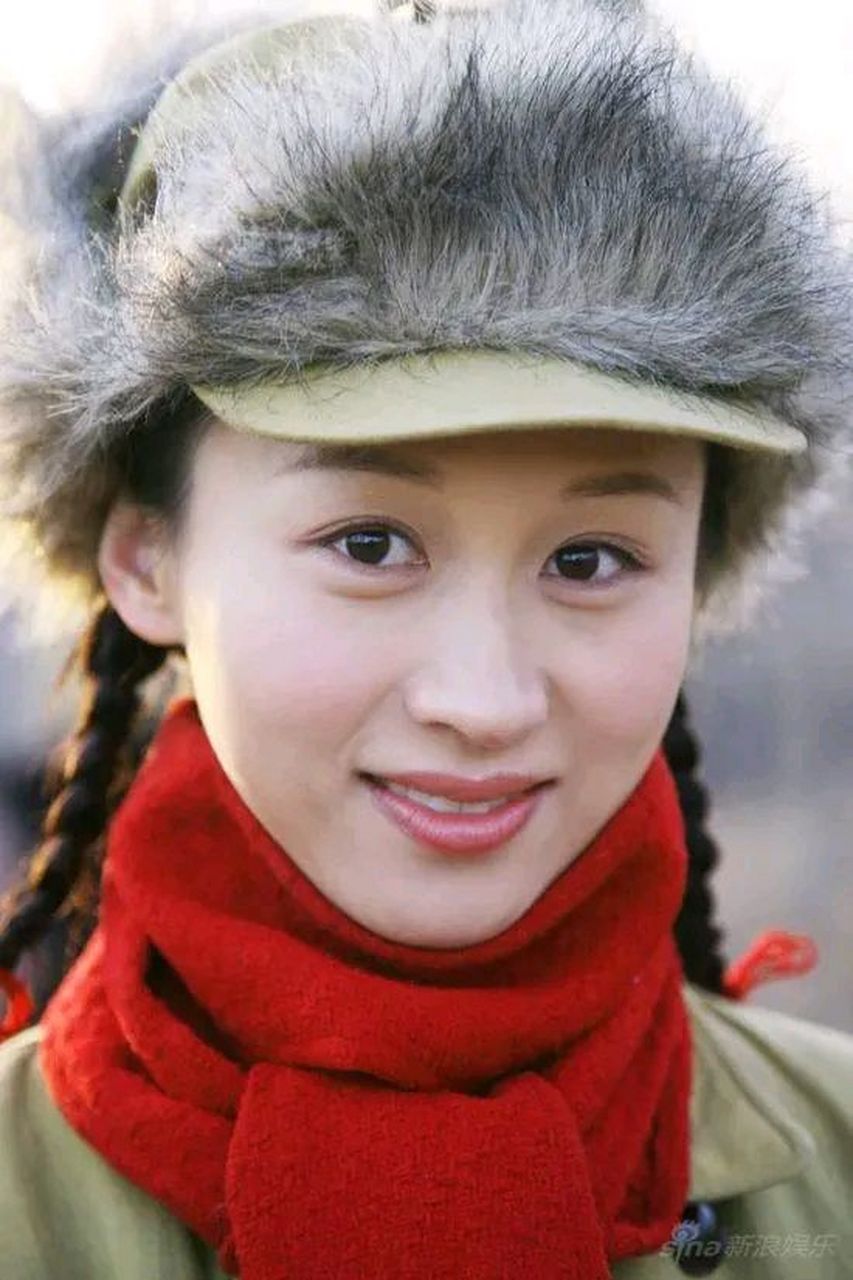 演员,练束梅,在《人生之路》饰演,乡村小学的民办教师华小娟,34岁