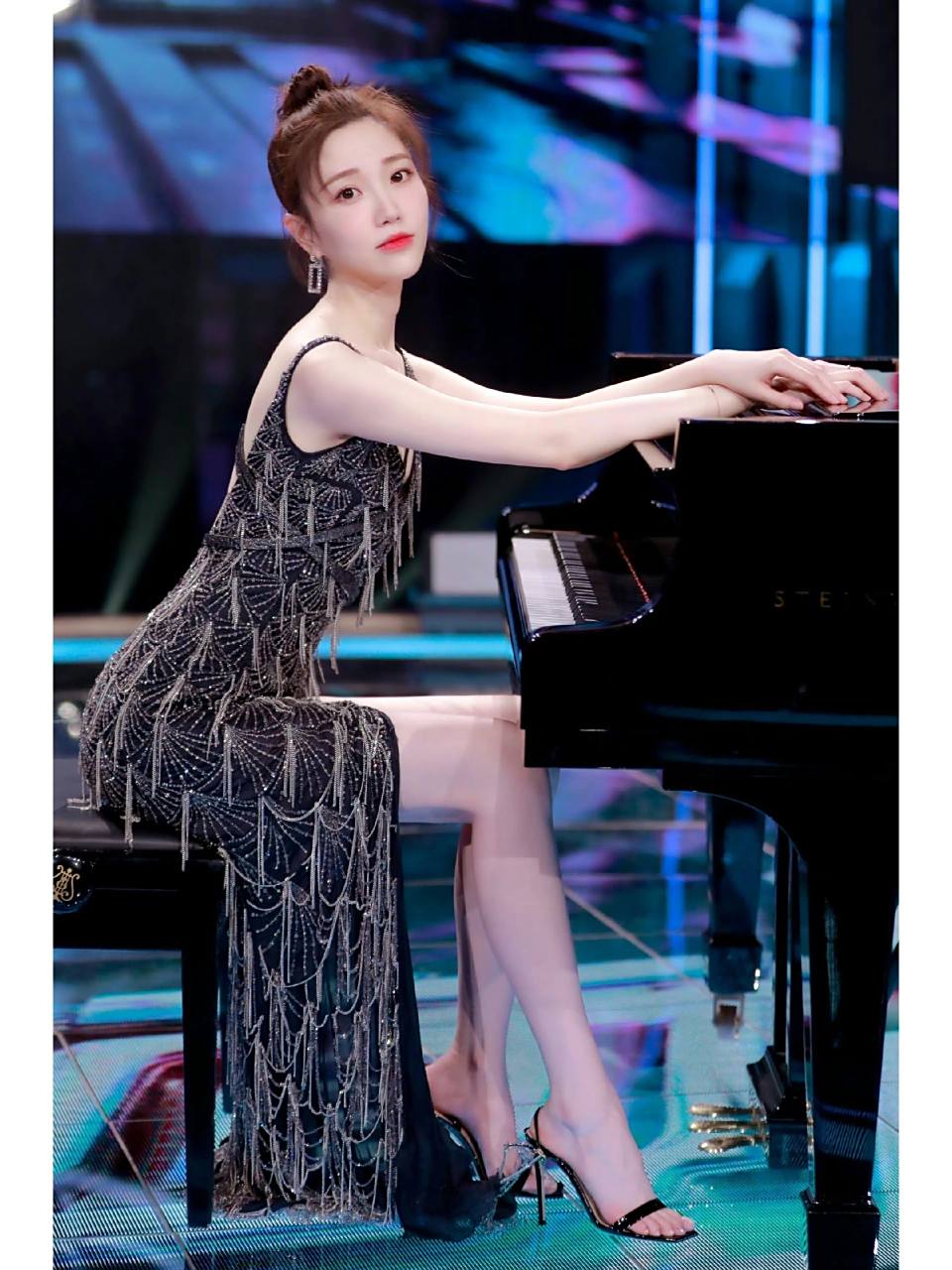 美不美看大腿——张纯烨 性感大长腿写真🤤