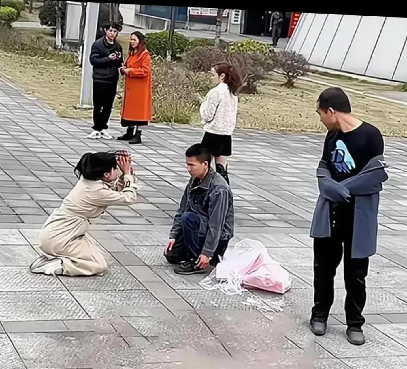 看到这个样子,应该是求婚失败了!