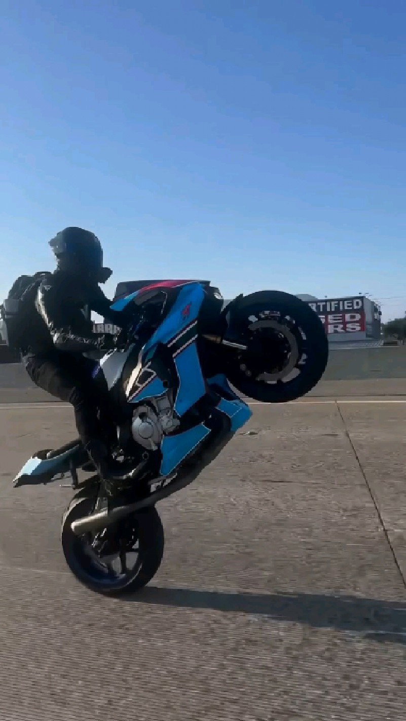 雅马哈机车翘头