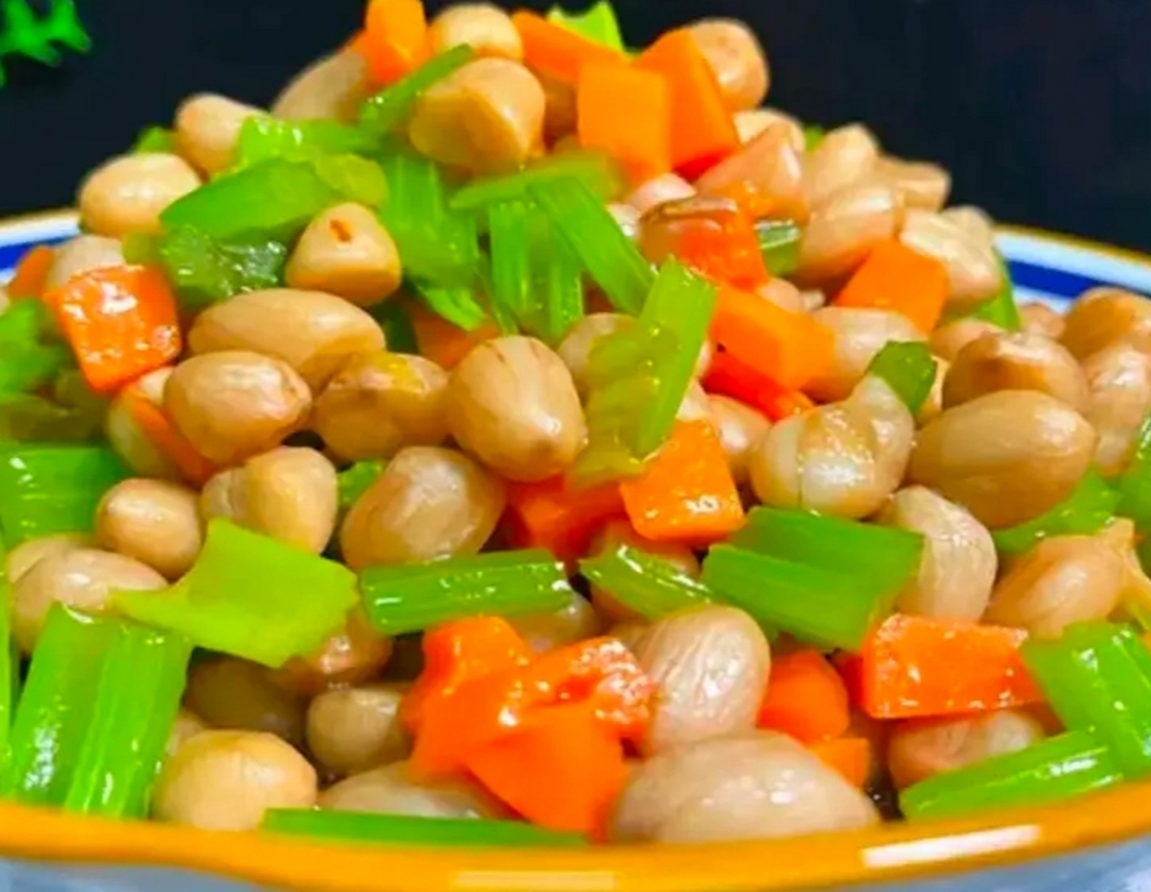 我的美食分享#  花生米拌芹菜  做法  1:花生米浸泡15分钟,锅中松烧