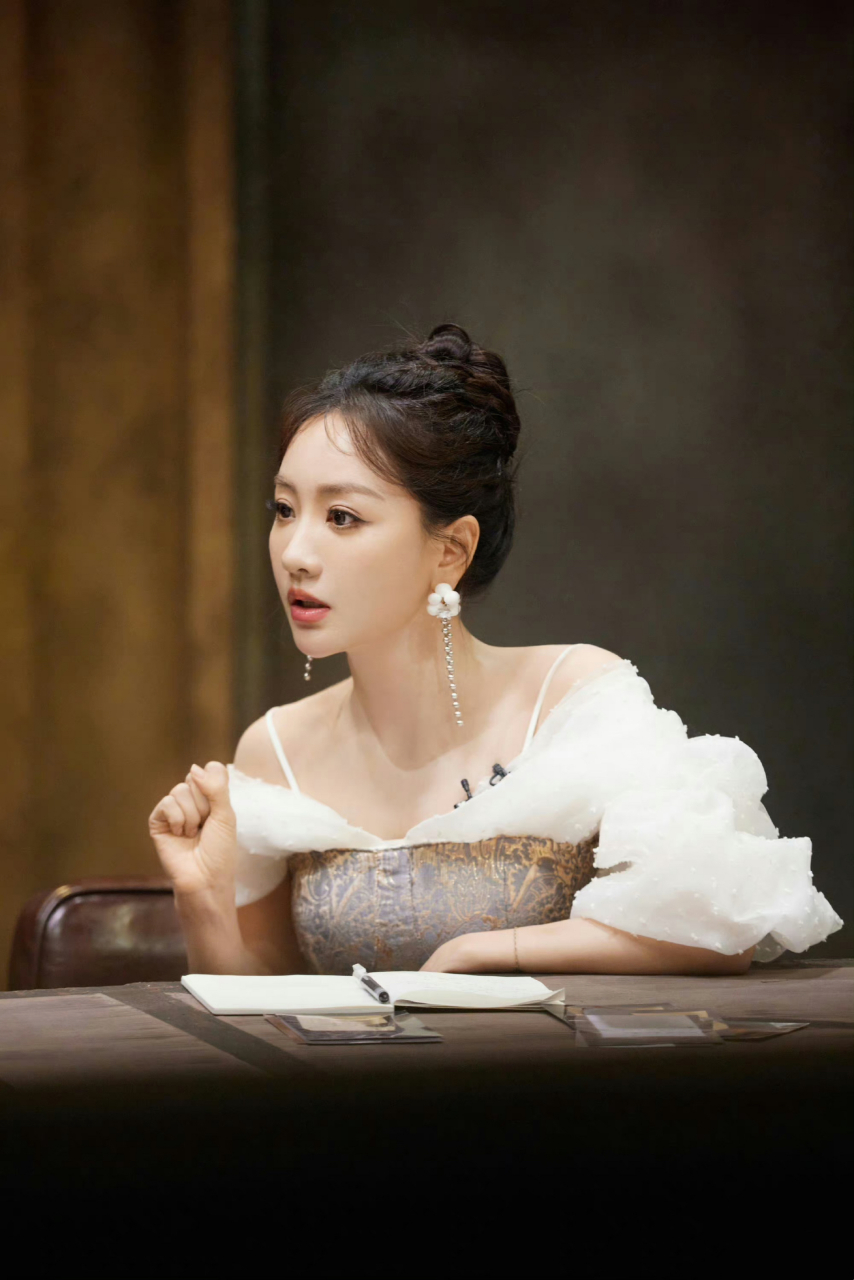 杨蓉在大侦探的高清剧照 67,和平时的造型不一样哦