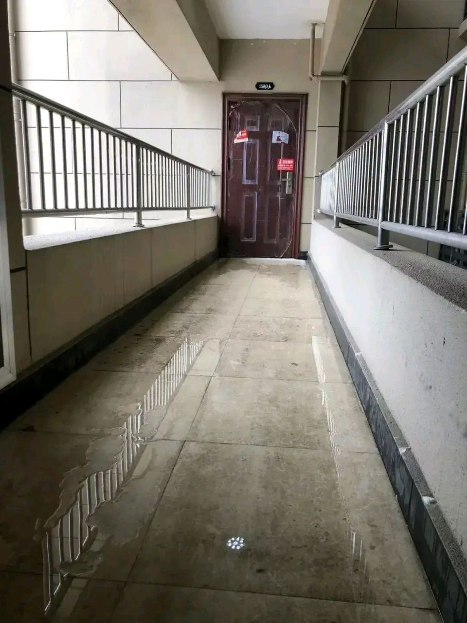 买连廊房真的就跟抽盲盒一样,护栏不高就算了,一到下雨天连廊地孟上