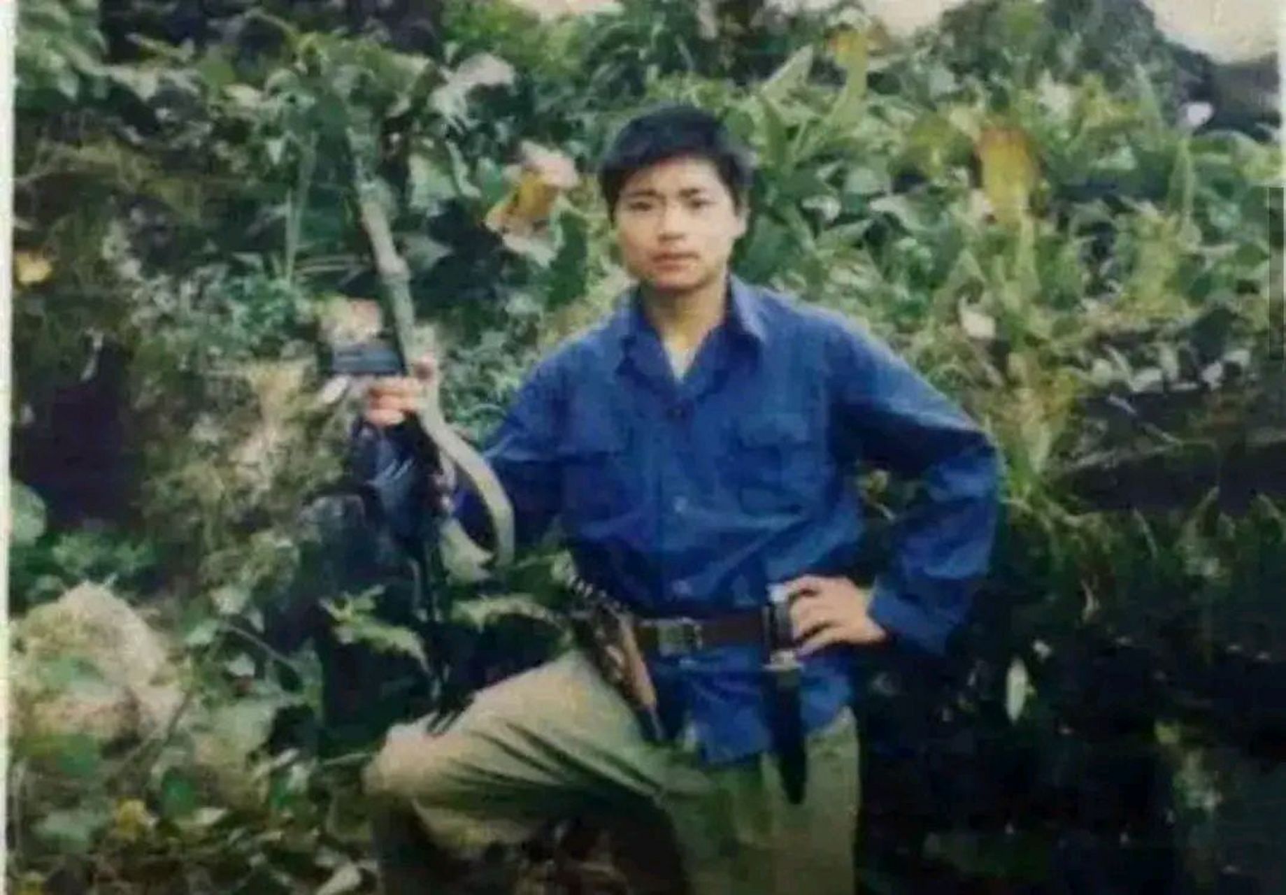 照片中的这位战士名字叫周秋波,湖北省京山县人,1964年生,1983年入伍