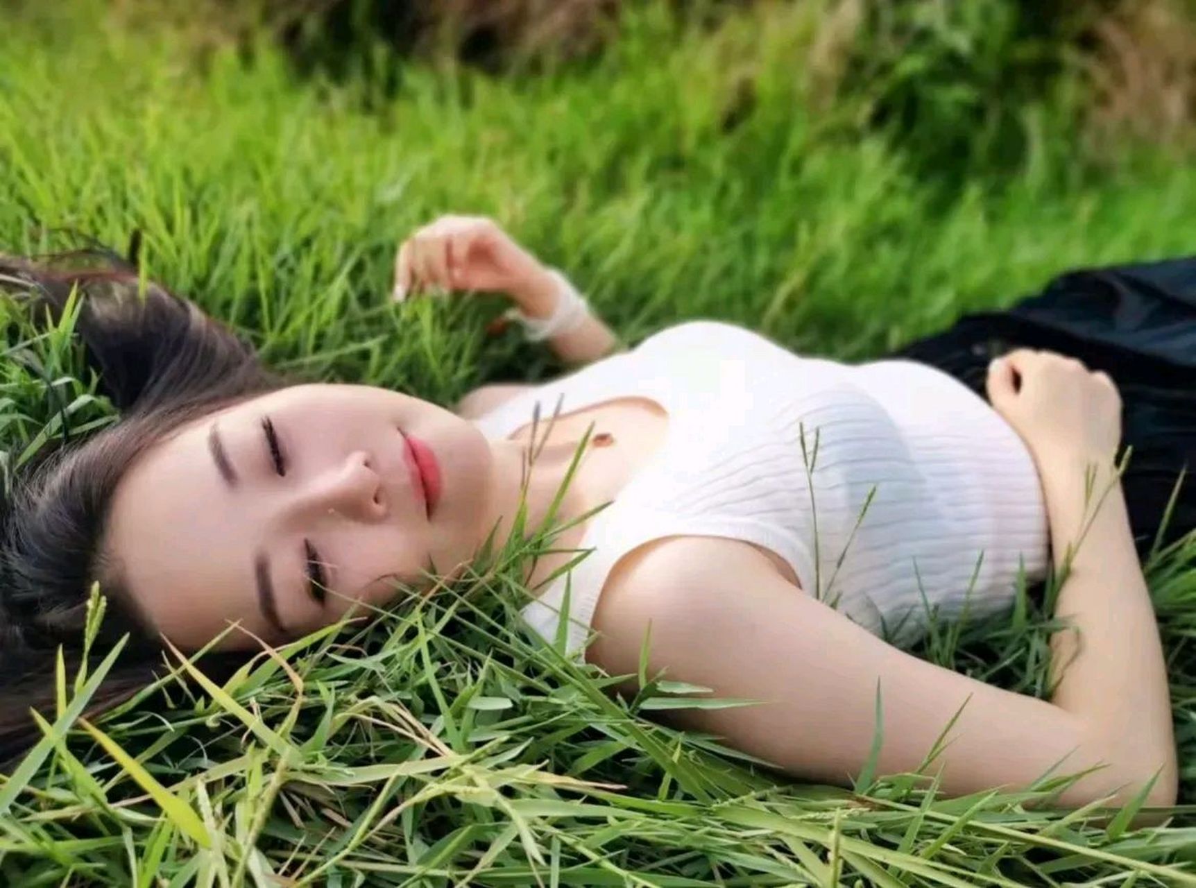 在草地上躺躺#美女