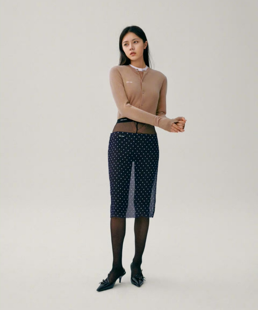 纯欲感满满的#赵今麦# 身穿波点纱裙,透明薄裙与丝袜混搭,俏皮性感