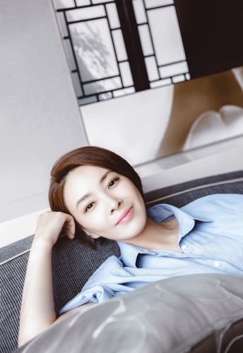 她是央视金牌主持,强势离婚张嘉译,再嫁富豪颜值逆生长