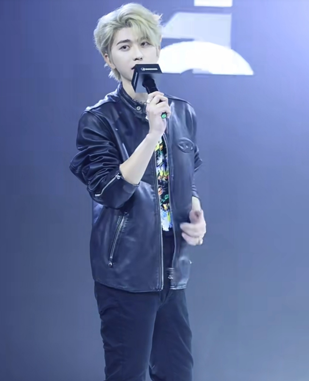 蔡徐坤亮相活动,新染的发色衬托得他白到发光,现场的照片颜值依旧能打