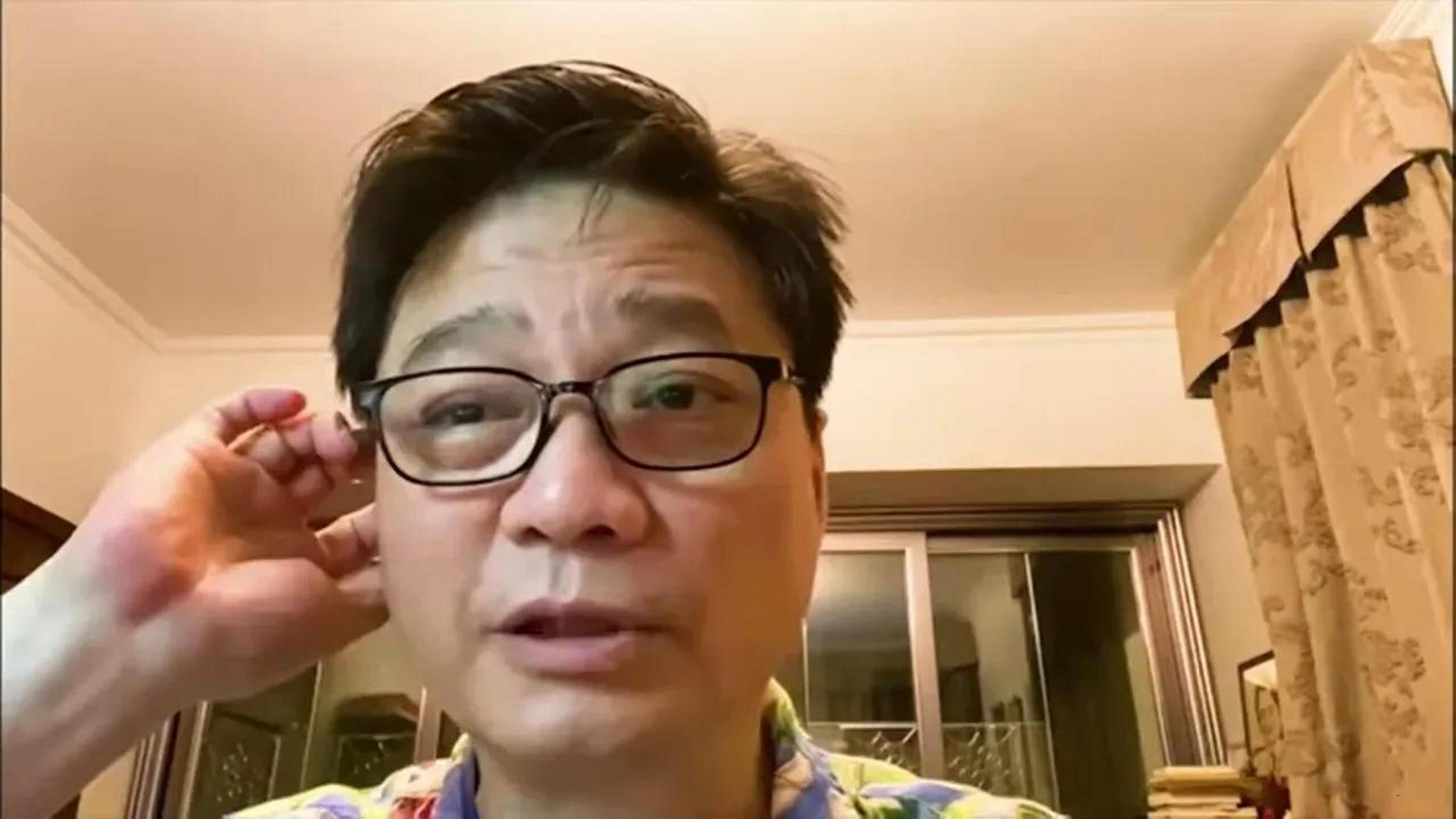 小崔的变化很大,看起来憔悴