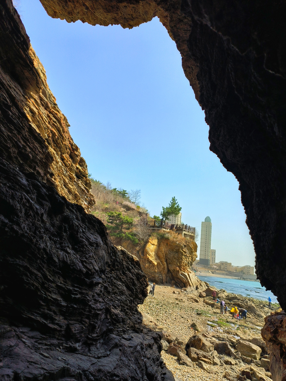 大连七贤岭森林公园,网红打卡地,不仅有网红楼梯,还发现了几个海蚀洞