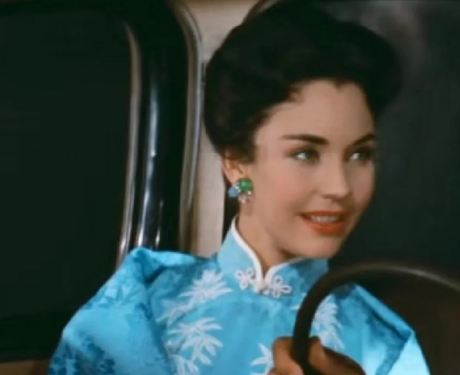 1955年,珍妮弗琼斯的旗袍照.